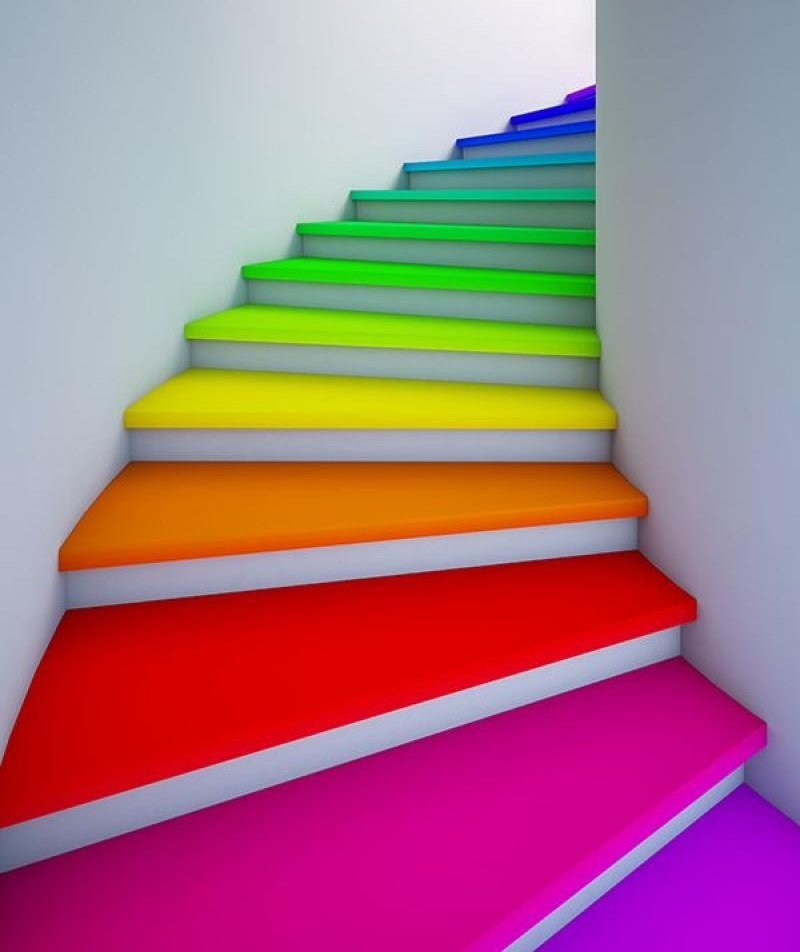 escalier peint aux couleurs vives néon