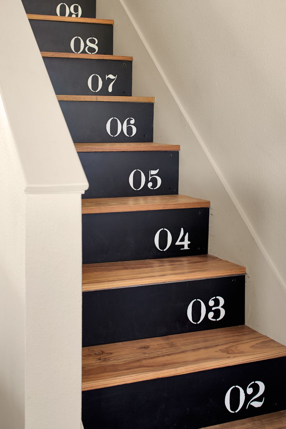 escalier peint avec marches numérotées contremarches noires