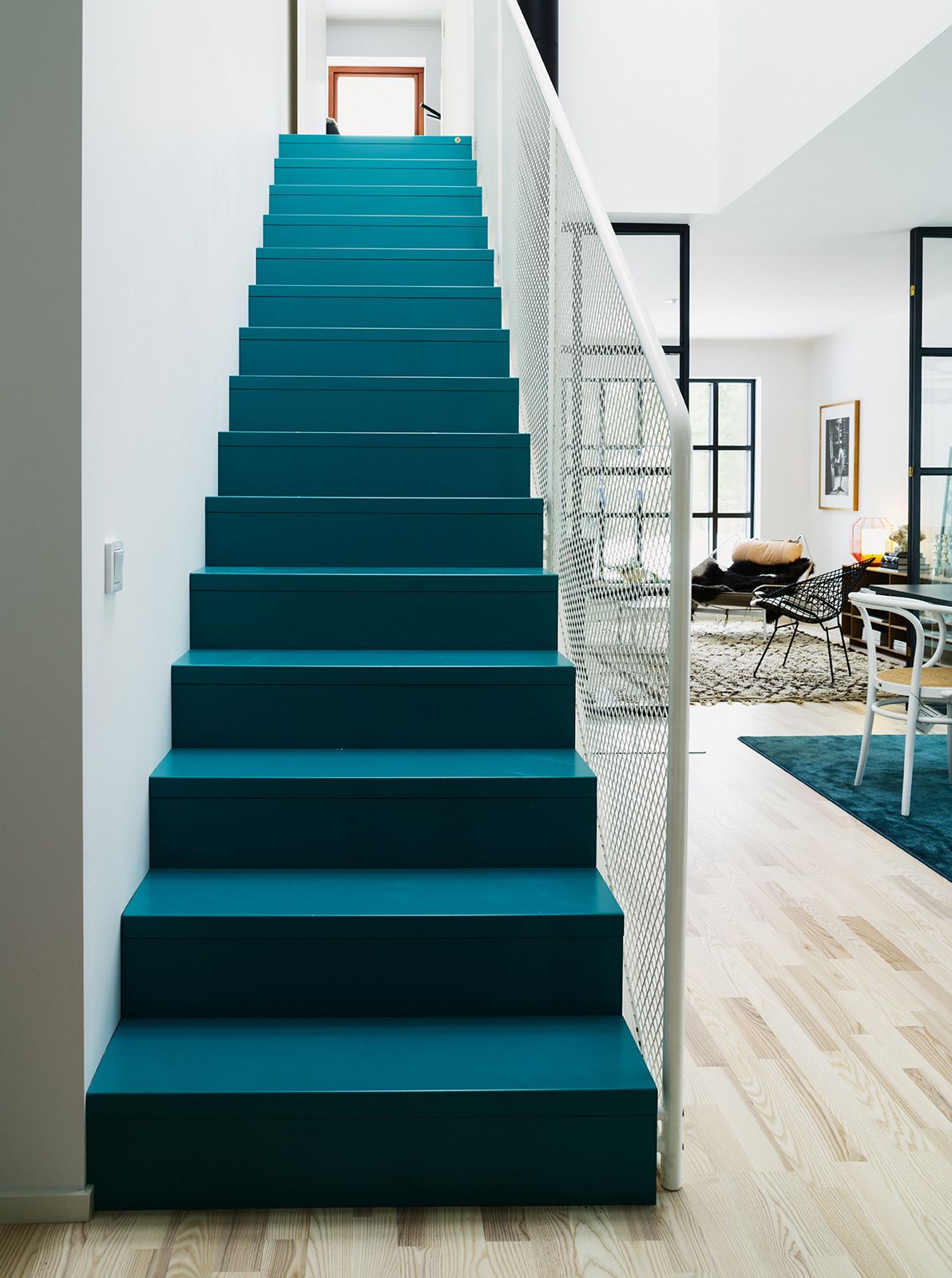 escalier peint en couleur tendance bleu canard