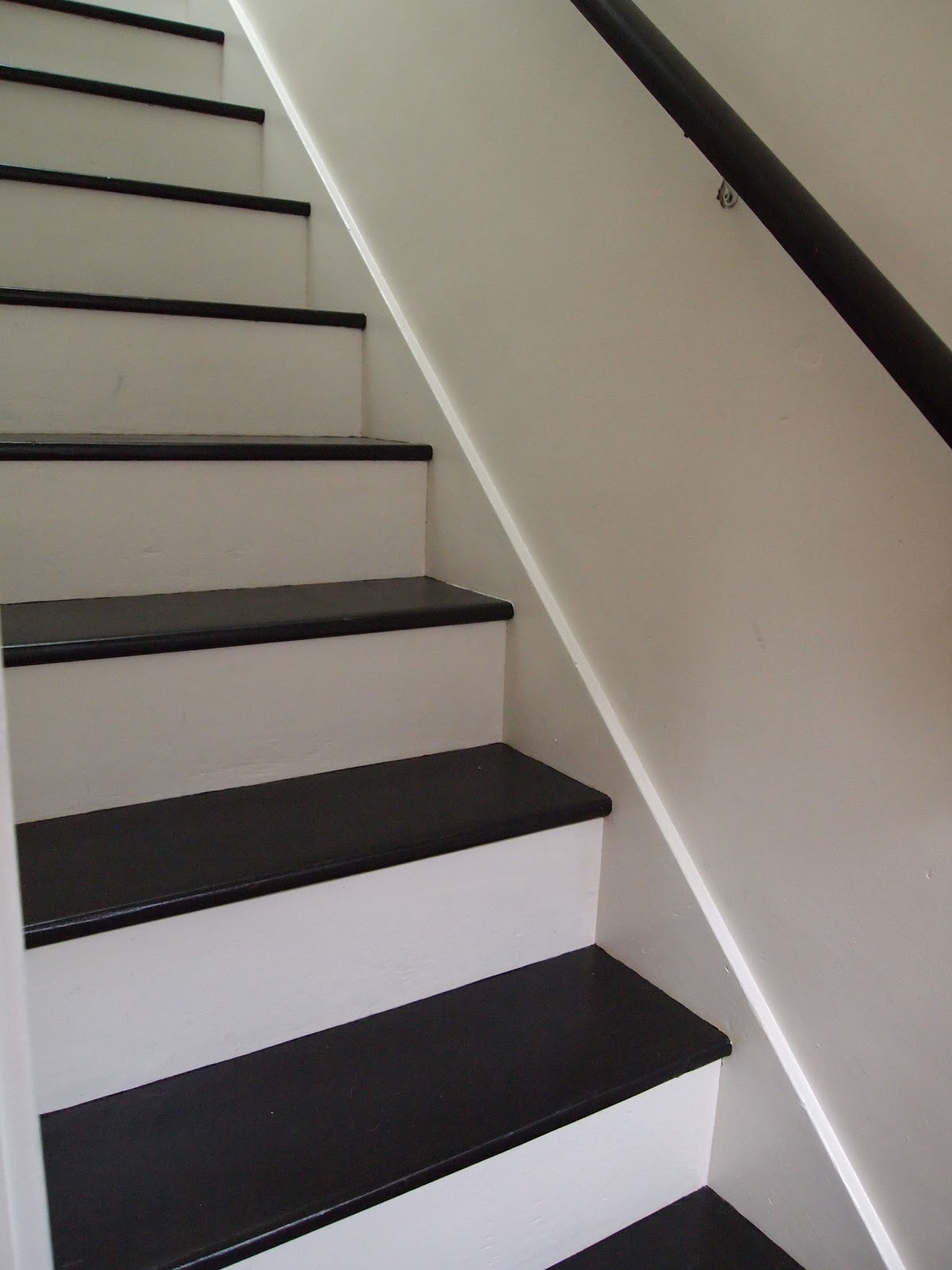 escalier peinture bicolore noir avec contremarches en blanc