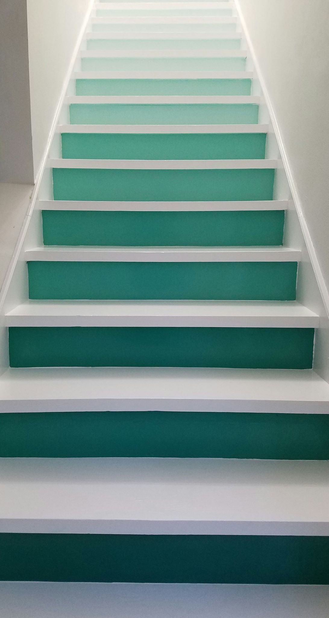 escalier peinture dégradé bleu vert
