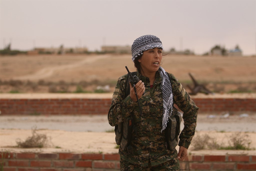 femme kurde combattante organisation militaire YPJ lutte contre État islamique