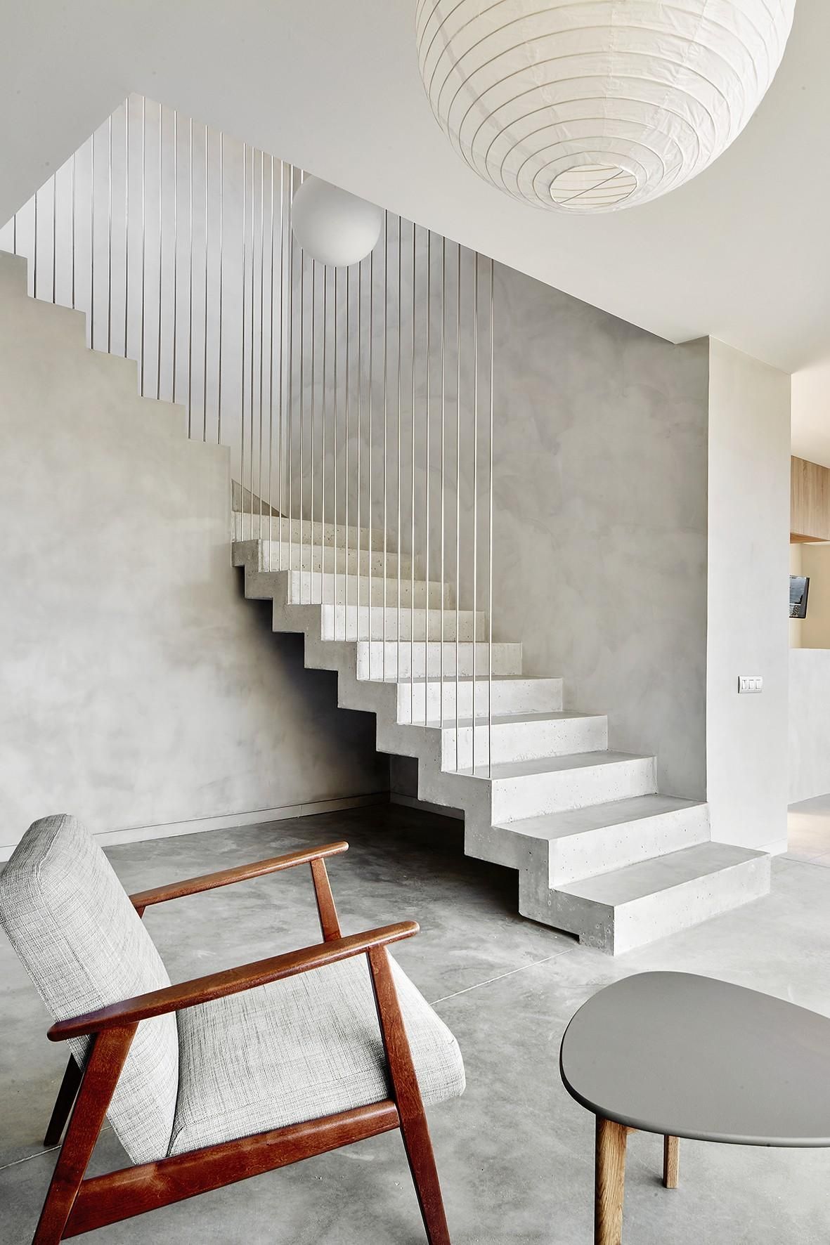 intérieur style minimaliste escalier moderne beton sol assorti suspension design