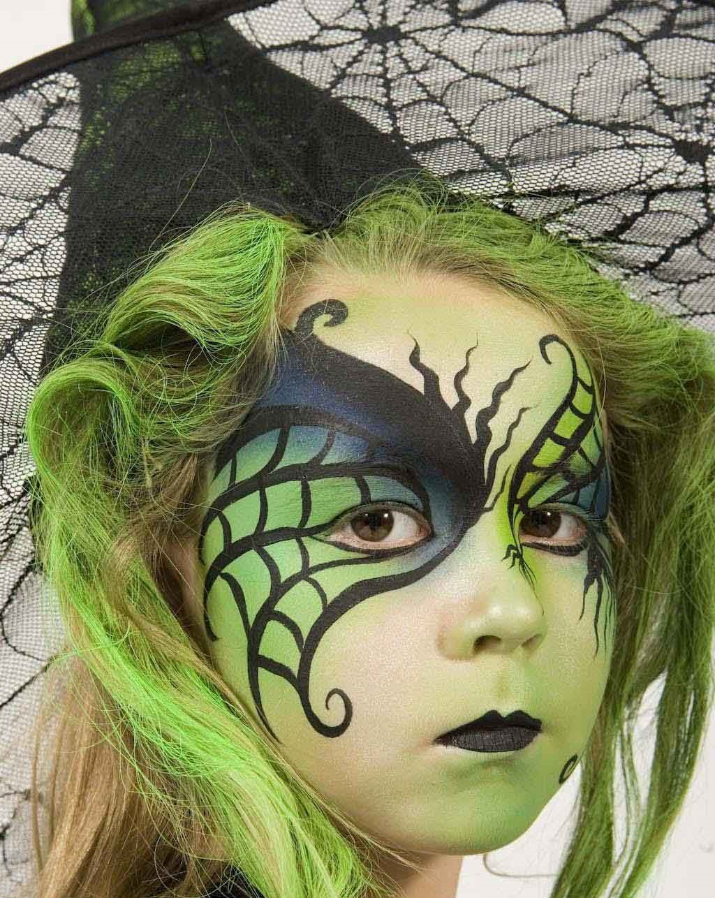 maquillage halloween sorciere fille visage vert chapeau spray cheveux peinture faciale