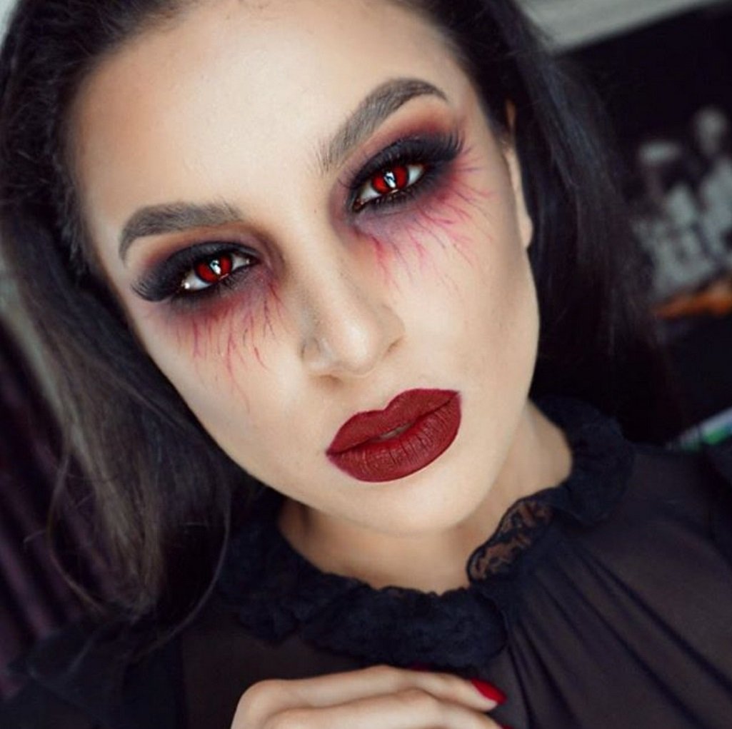 maquillage halloween vampire femme instructions yeux rouges