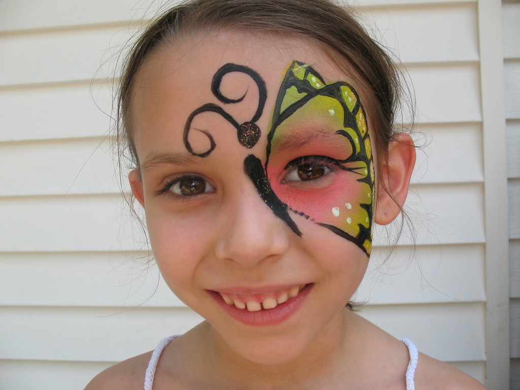 maquillage papillon fille idée colorée demi-visage make-up tendance