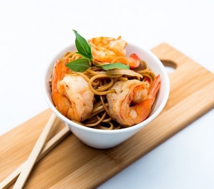 repas traditionnel nouilles chinoises mi sao crevettes