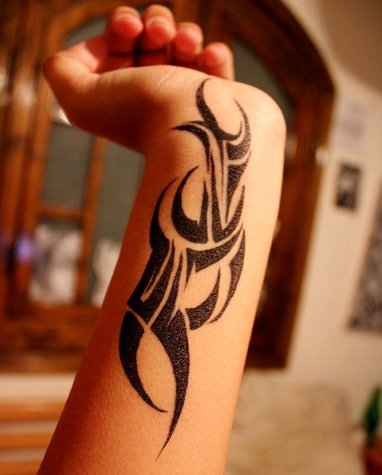 tatouage tribal avant bras et poignet formes simples
