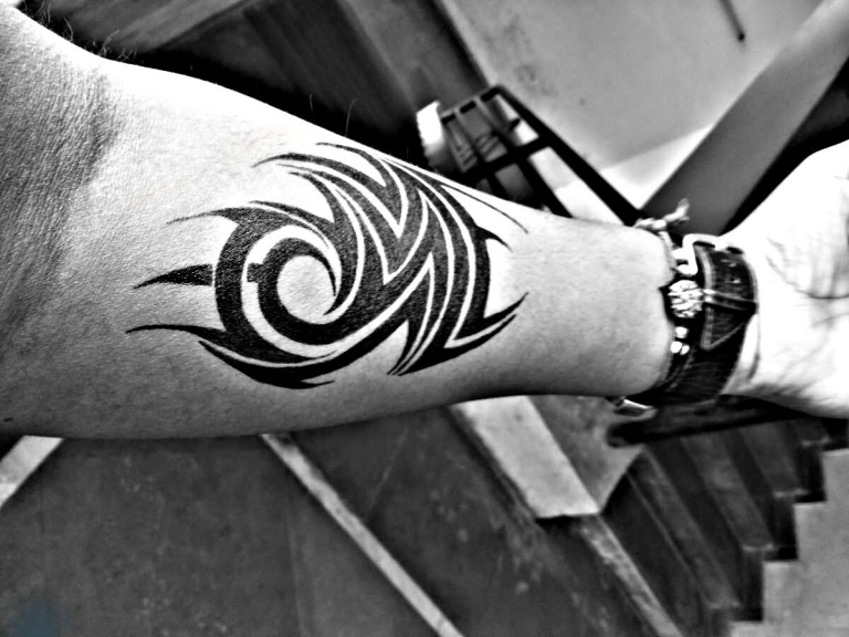 tatouage tribal avant bras lignes épaisses tattoo art