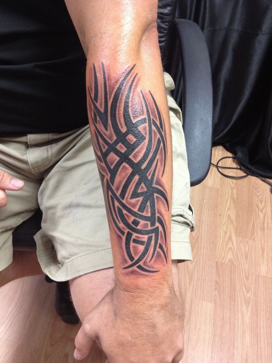 tatouage tribal avant bras motif populaire idée homme tattoo art