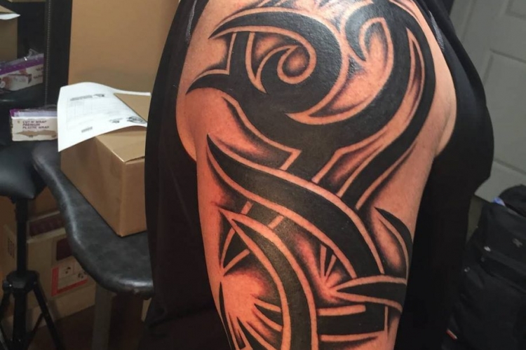 Tatouage tribal bras pour hommes : une véritable mine d'inspiration