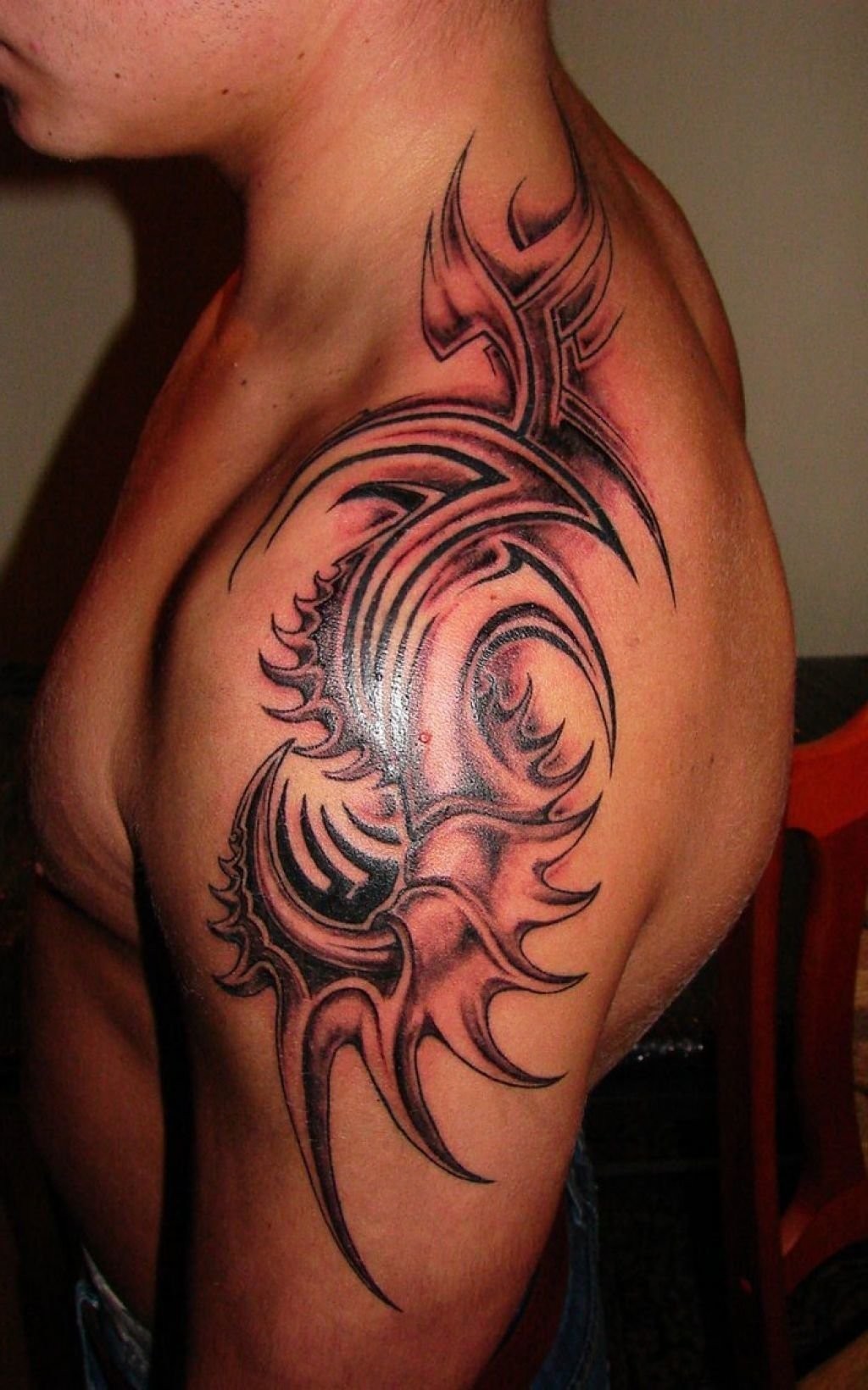 tatouage tribal bras épaule nuque touches de couleur