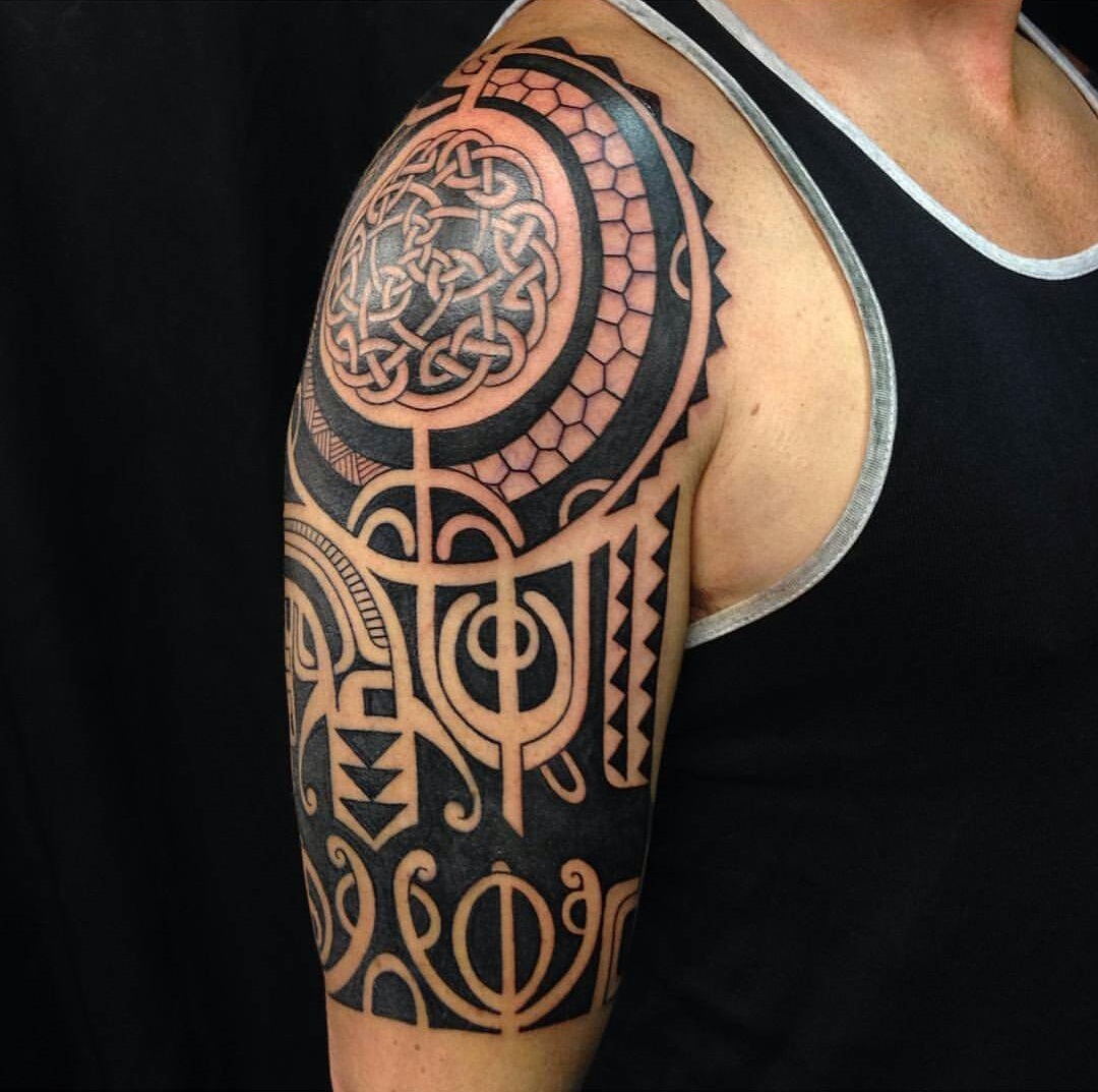 tatouage tribal d'inspiration polynésienne formes variées