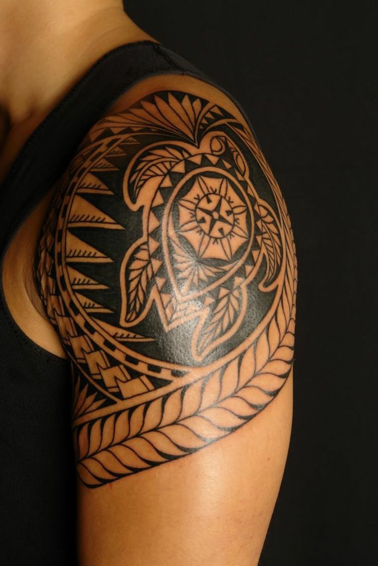 tatouage tribal d'inspiration polynésienne motif populaire homme