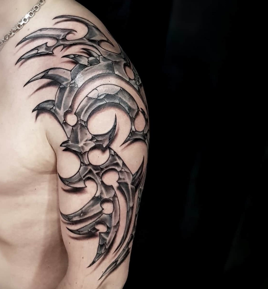 tatouage tribal homme bras epaule effet 3D interprétation contemporaine