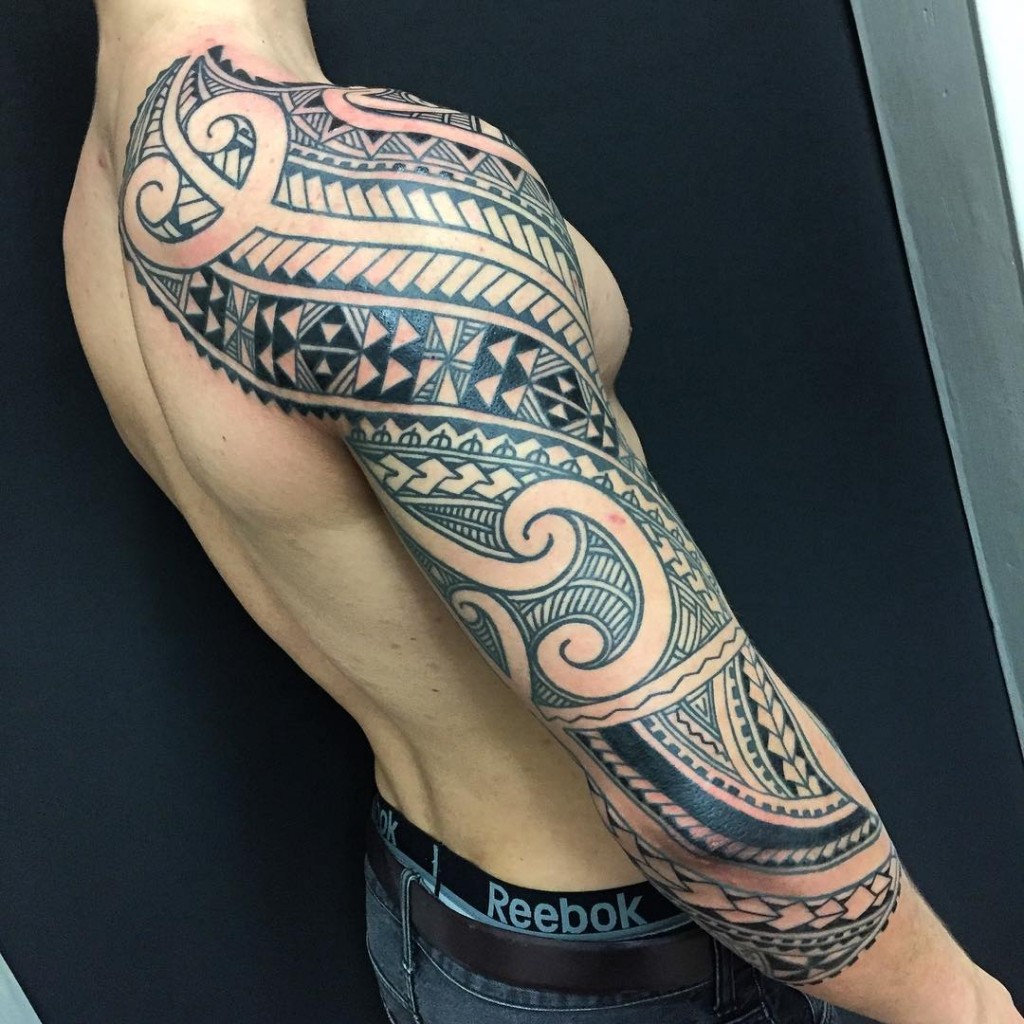 tatouage tribal homme bras epaule formes et motifs variés