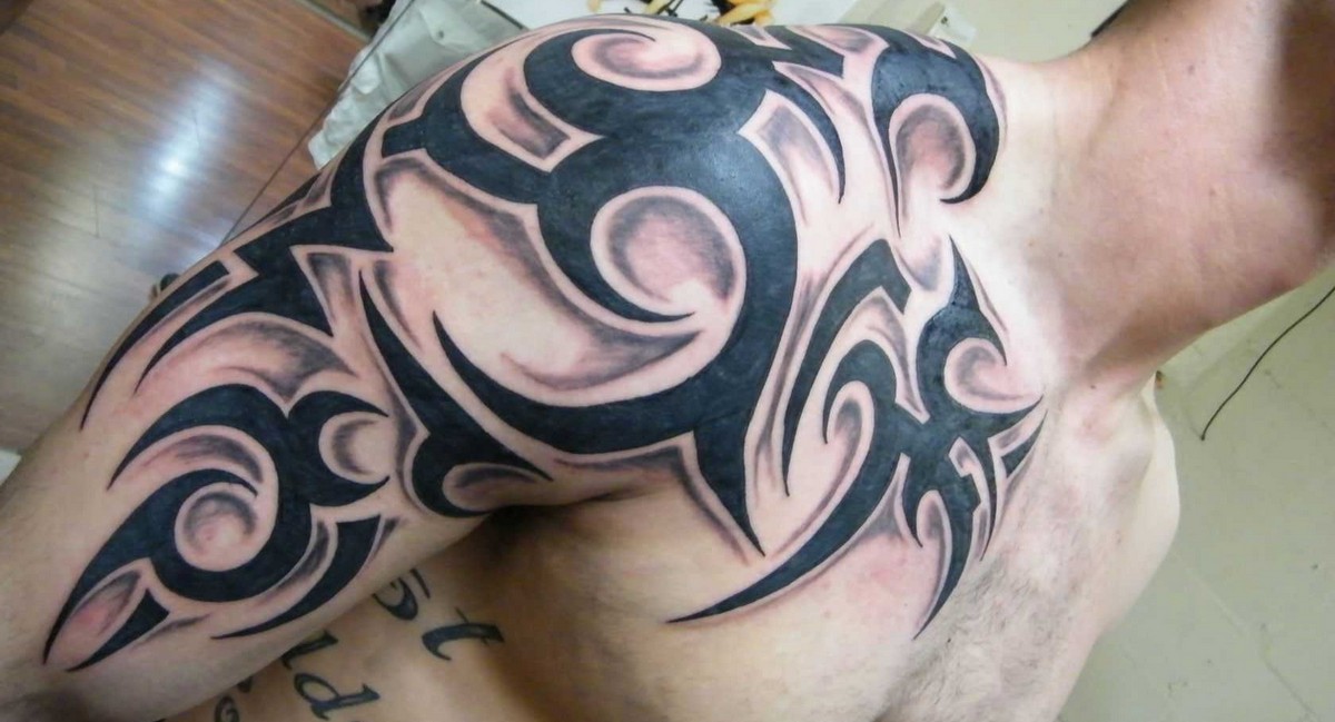 tatouage tribal homme bras epaule lignes épaisses