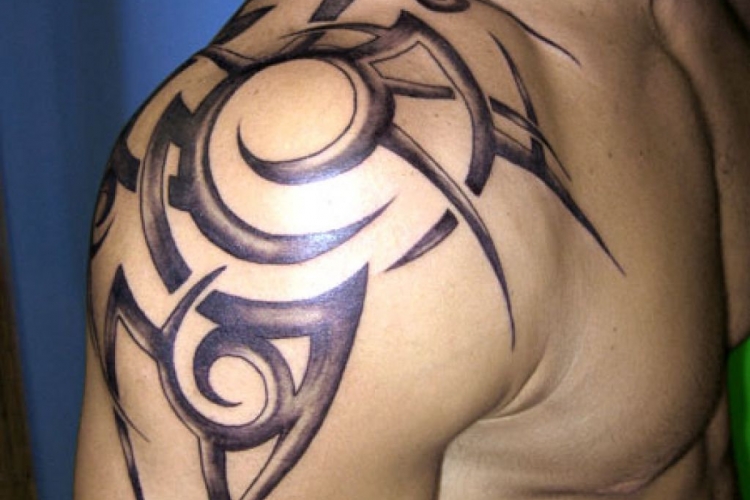 Tatouage tribal bras pour hommes : une véritable mine d'inspiration