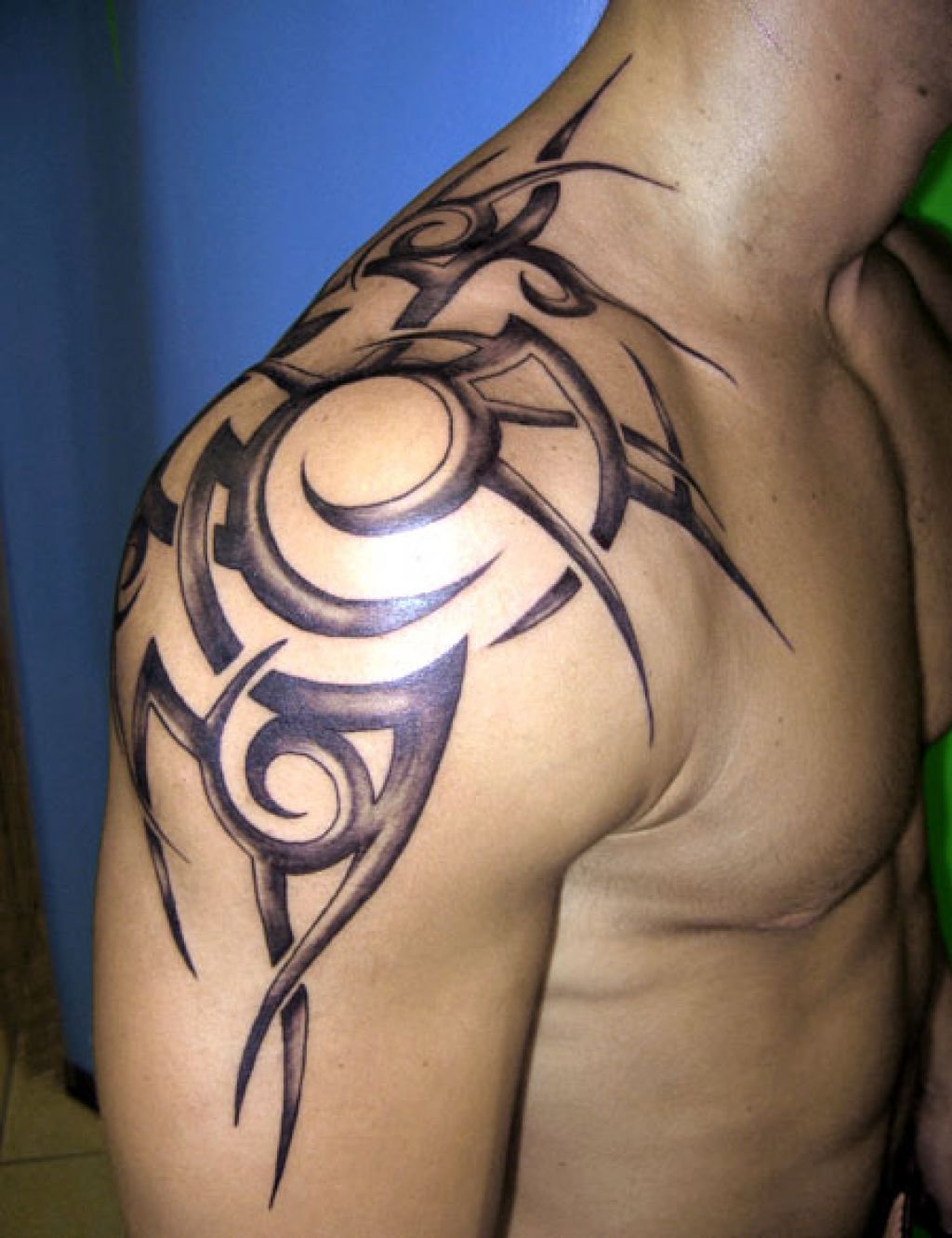 tatouage tribal homme bras epaule nuque formes variées