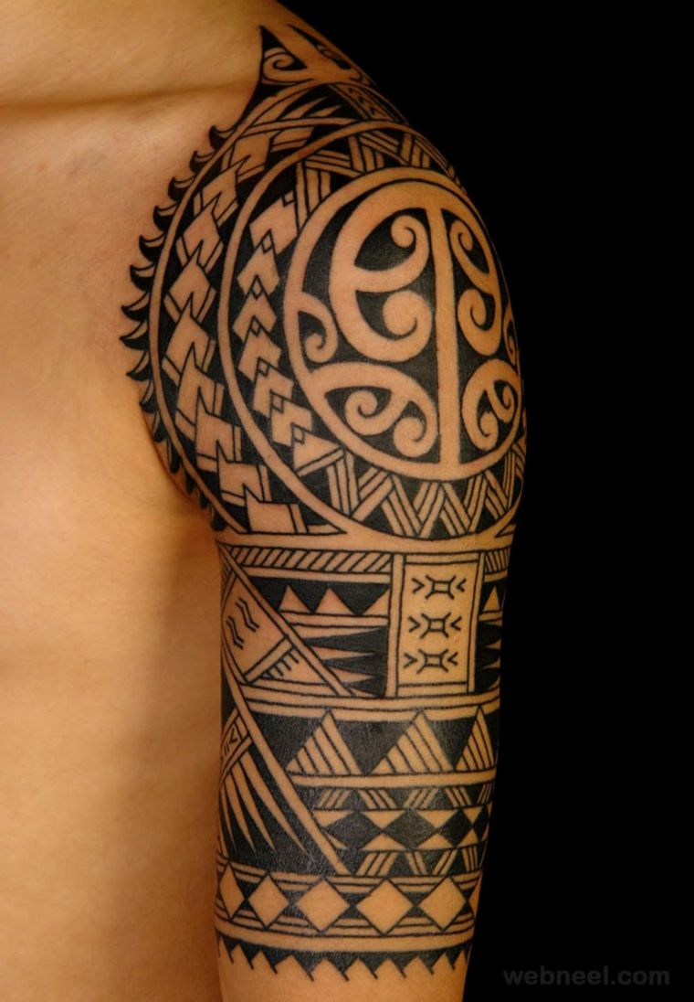 tatouage tribal homme bras epaule variation moderne motifs géométriques