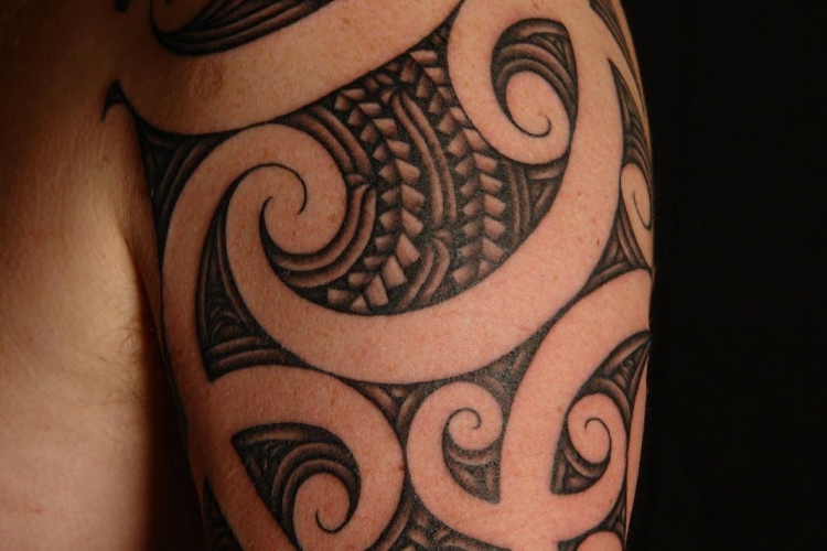 Tatouage tribal bras pour hommes : une véritable mine d'inspiration