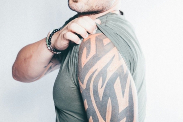 tatouage tribal sur le bras complet lignes noires épaisses idée simple homme