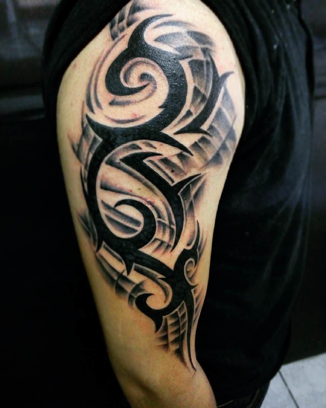 tatouage tribal sur le bras différentes formes