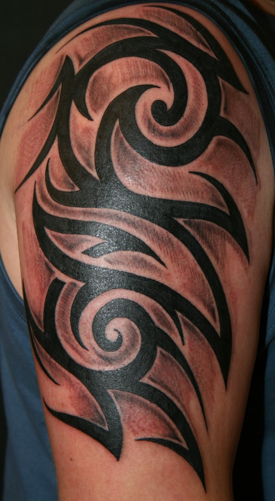 tatouage tribal sur le bras homme lignes épaisses ombres