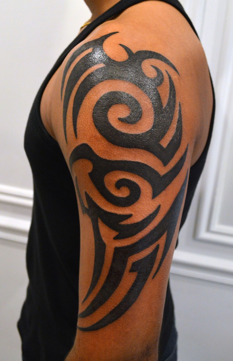 tatouage tribal sur le bras lignes noires épaisses