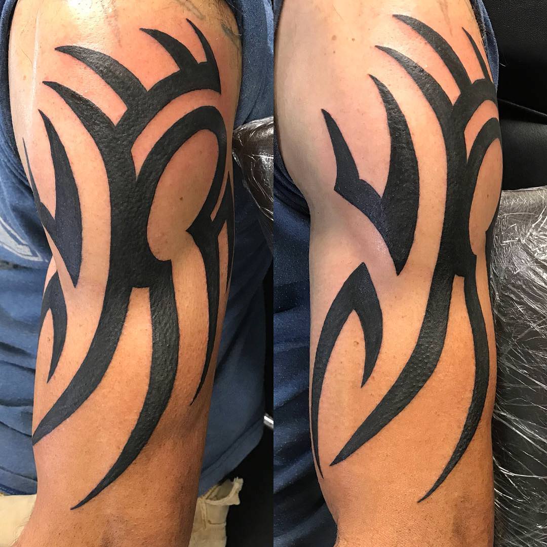 tatouage tribal sur le bras simples lignes noires