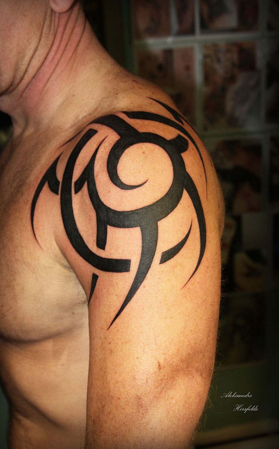tatouage tribal sur l'épaule motif rond emplacement populaire