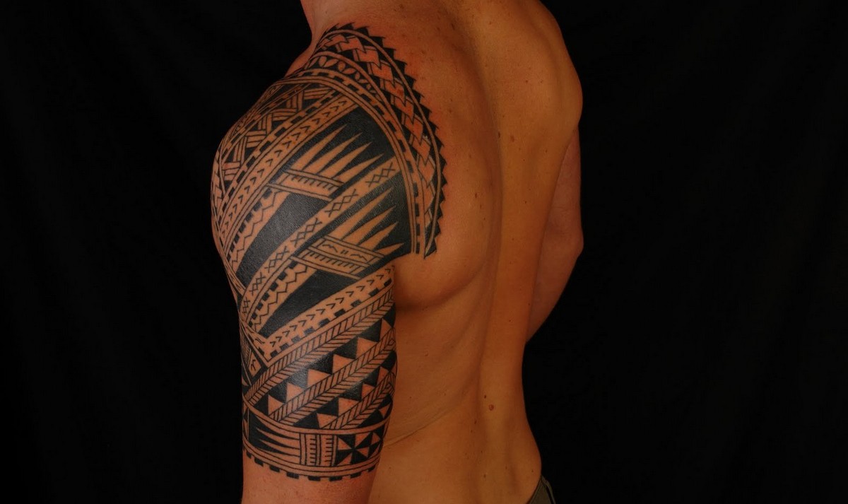 tatouage tribal homme bras epaule inspiration polynésienne motifs populaires