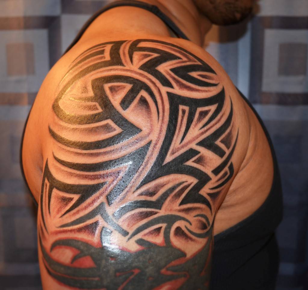 tattoo art tribal idées pour hommes emplacement sur le bras