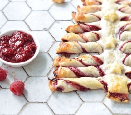 apéro Noël sapin gourmand aux pâtes feuilletés et confiture de framboises recette facile