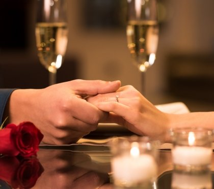 bijou Saint Valentin bague avec pierre diner romantique