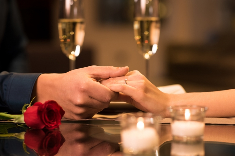 bijou Saint Valentin bague avec pierre diner romantique