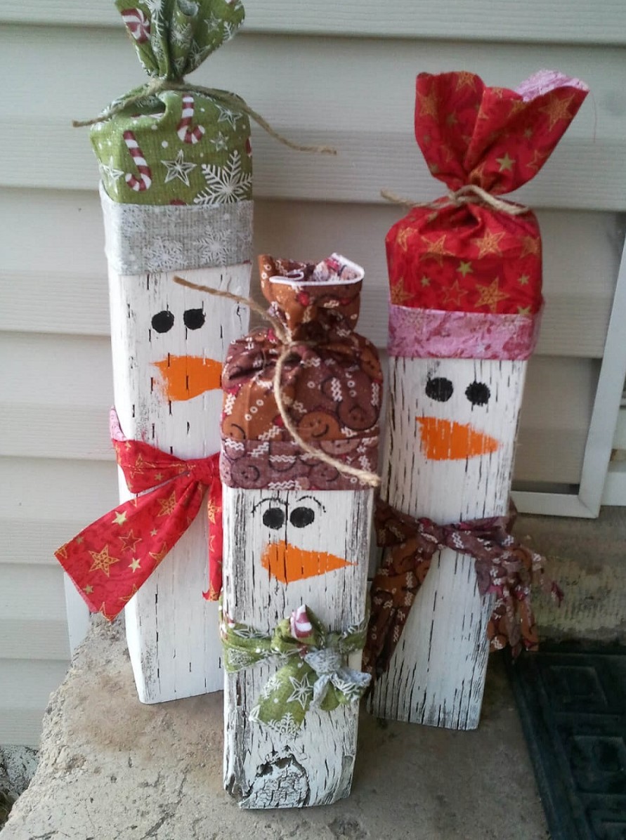 bonhommes de neige diy en planches de bois récup idée bricolage Noël adulte déco à faire soi même