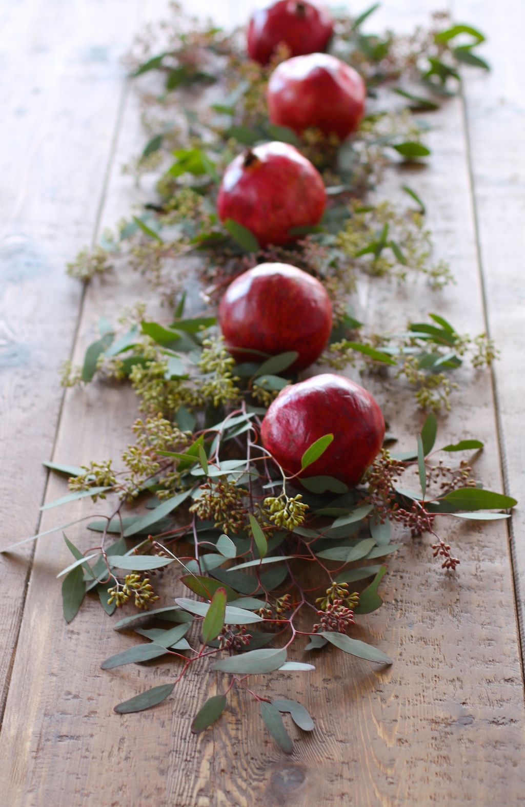 chemin de table Noël DIY décoration festive grenades eucalyptus
