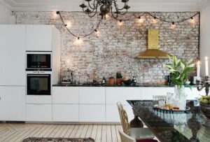 credence brique idee deco cuisine blanche ambiance haut de gamme plan de travail pierre