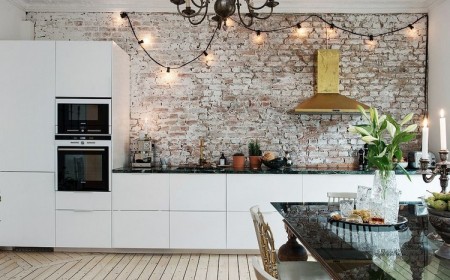 credence brique idee deco cuisine blanche ambiance haut de gamme plan de travail pierre