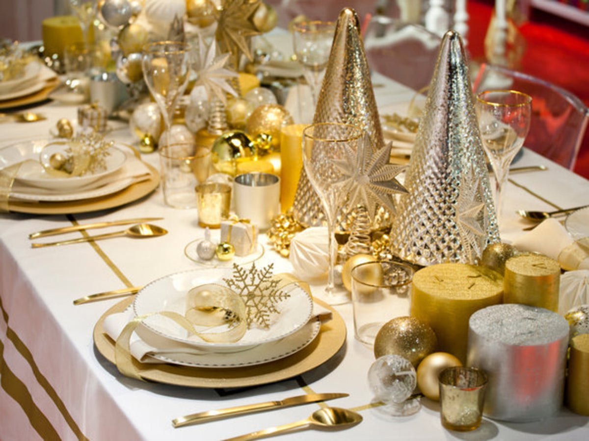 decoration de table de noel or et argent idée festive et sophistiquée