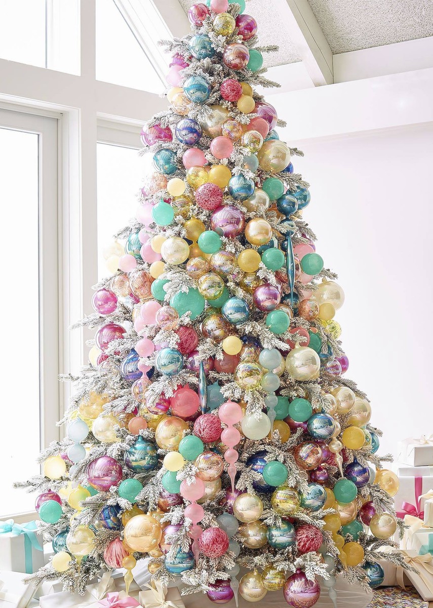 decoration sapin de noel en couleurs pastel grand arbre spéctaculaire boules festives