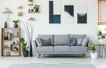 décoration neutre et chic canapé gris rangement en bois étagères flottantes