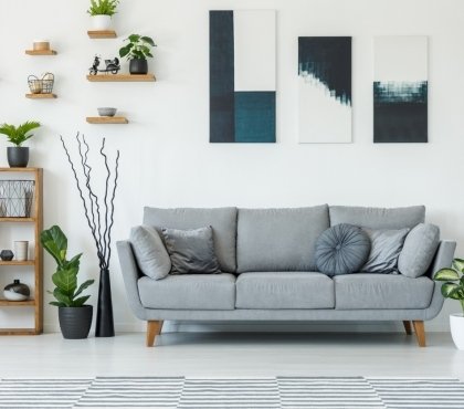 décoration neutre et chic canapé gris rangement en bois étagères flottantes