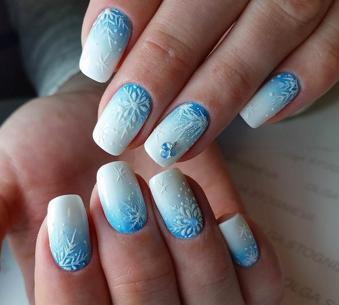 déco ongles gel manucure ombré bleu et blanc flocons de neige nail art hiver