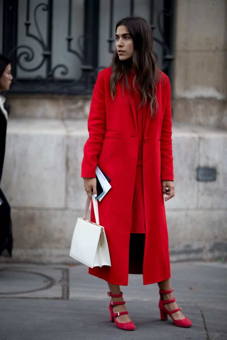 look femme haut en style de la semaine de la mode paris