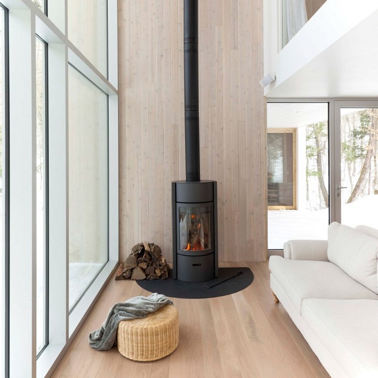 maison contemporaine avec poêle à bois design intérieur esprit scandinave