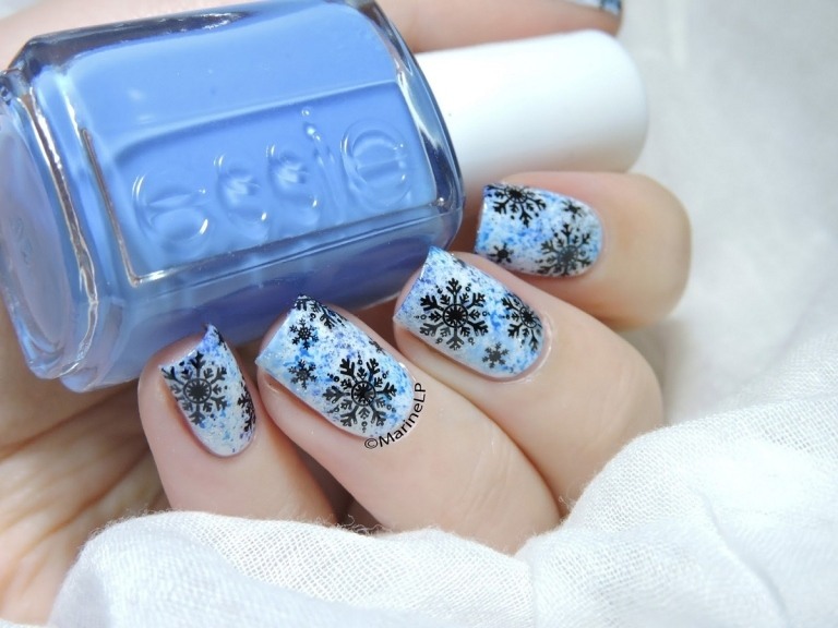 ongle en gel hiver bleu pâle flocons de neige