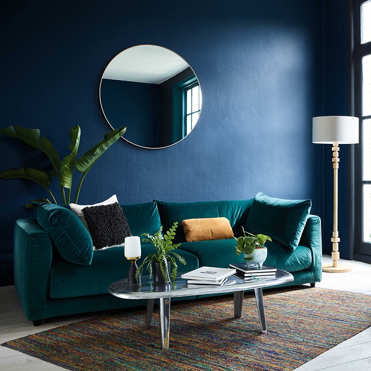bleu canard avec bleu classique pantone dans un salon élégant de luxe