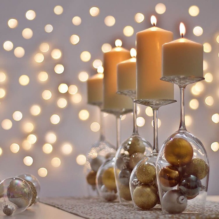 centre de table Nouvel An idée DIY bougeoirs verres à vin boules de Noël